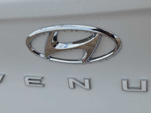 Used 2020 Hyundai Venue SE image 12