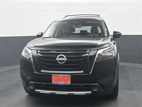 Used 2025 Nissan Pathfinder Platinum w/ Black Appearance Package image 3