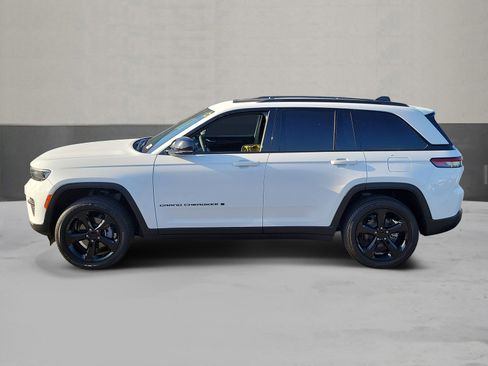 Used 2025 Jeep Grand Cherokee Altitude AWD/4WD image 3