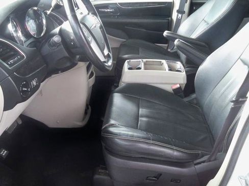Used 2015 Chrysler Town & Country Touring image 8