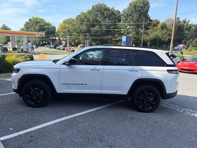 Used 2024 Jeep Grand Cherokee Altitude AWD/4WD image 4