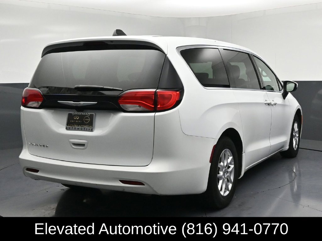 Used 2023 Chrysler Voyager LX FWD image 4