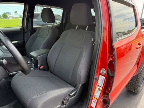 Used 2018 Toyota Tacoma TRD Off-Road AWD/4WD image 14