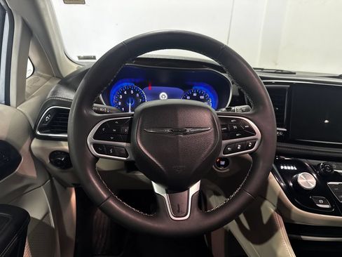 Used 2024 Chrysler Pacifica Limited FWD image 4