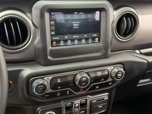 Used 2023 Jeep Gladiator Sport AWD/4WD image 19