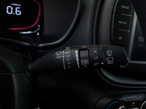 Used 2025 Kia Soul LX w/ LX Technology Package FWD image 34