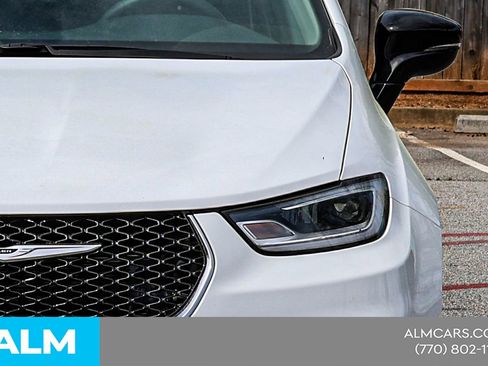 Used 2024 Chrysler Pacifica Touring-L image 15