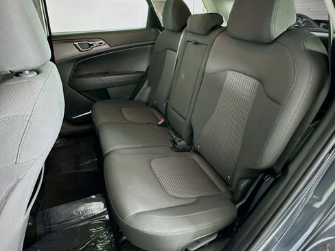 Used 2023 Kia Sportage LX image 9