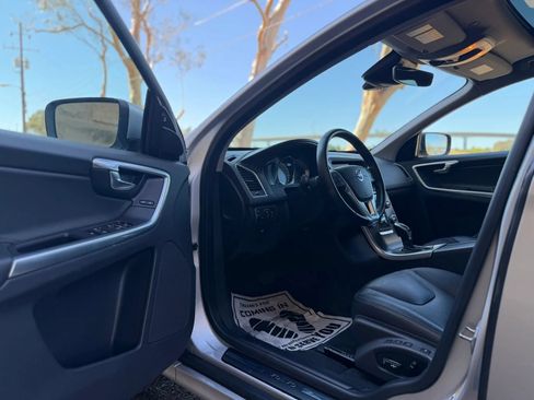 Used 2016 Volvo XC60 T5 Premier w/ Proximity Package AWD/4WD image 7