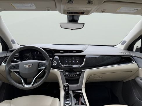 Used 2022 Cadillac XT6 Premium Luxury w/ Technology Package FWD image 9
