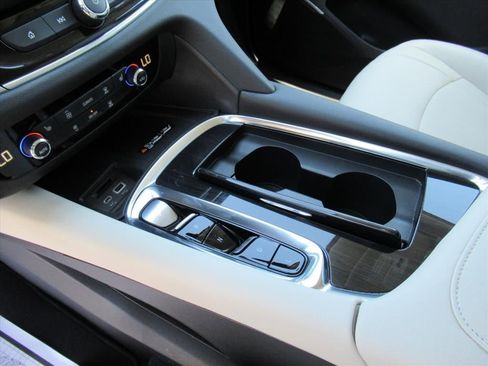 Used 2022 Buick Enclave Essence FWD image 18