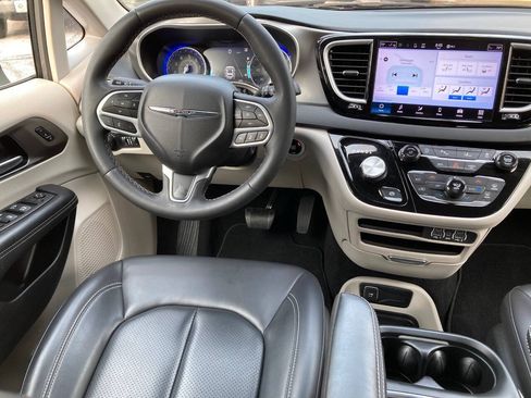 Used 2023 Chrysler Pacifica Touring-L FWD image 7