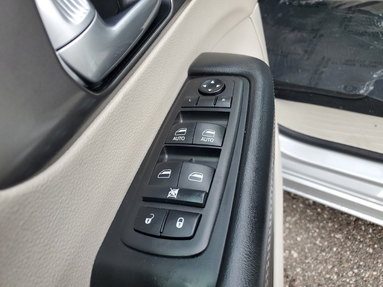 Used 2024 Chrysler Pacifica Touring-L FWD image 16