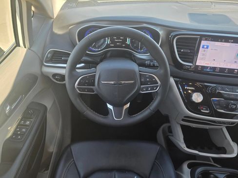 Used 2024 Chrysler Pacifica Touring-L FWD image 13