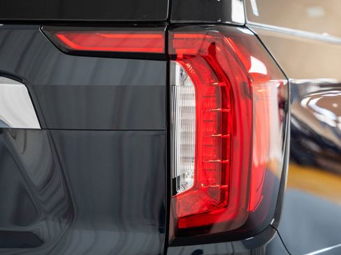 Used 2023 GMC Yukon XL SLT w/ SLT Premium Package image 17