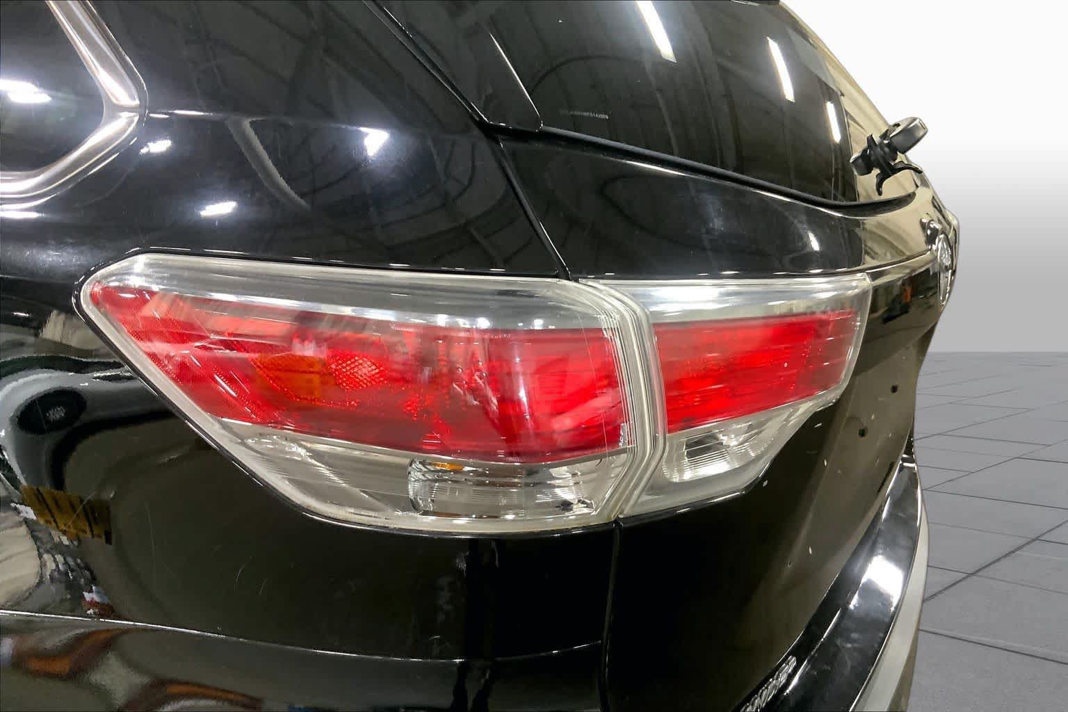 Used 2015 Toyota Highlander XLE AWD/4WD image 29
