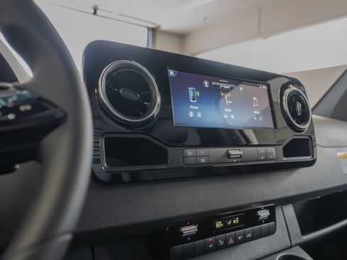 Used 2025 Mercedes-Benz Sprinter 2500 image 33