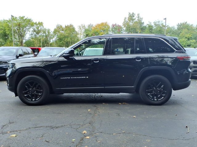 Certified 2023 Jeep Grand Cherokee Laredo X AWD/4WD image 4