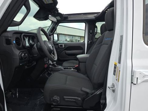 Used 2025 Jeep Wrangler Unlimited Rubicon 4xe w/ Safety Group AWD/4WD image 19