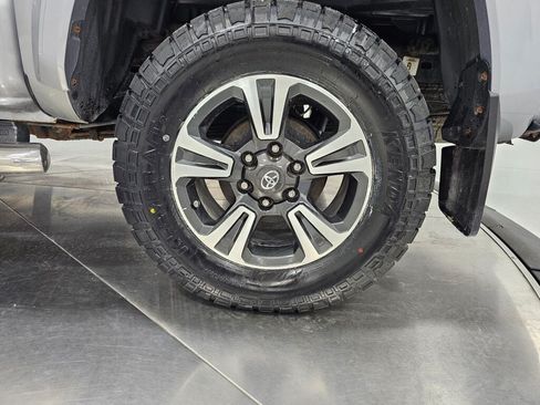 Used 2017 Toyota Tacoma TRD Sport w/ Tow Package (A/T) AWD/4WD image 10
