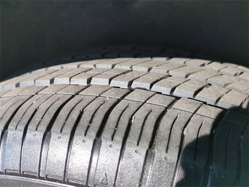 Used 2024 Chrysler Pacifica Touring-L image 9