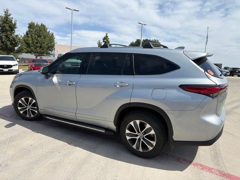 Used 2021 Toyota Highlander XLE FWD image 4