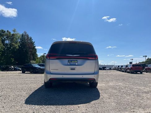 Used 2023 Chrysler Pacifica Touring-L FWD image 11