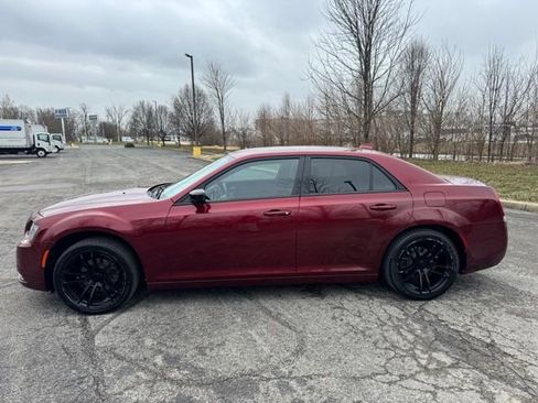 Used 2018 Chrysler 300 Touring w/ Sport Appearance Package image 8