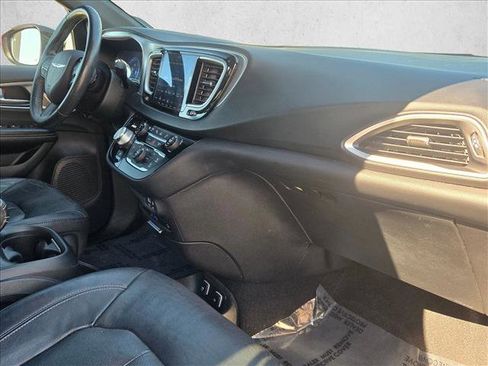 Used 2020 Chrysler Pacifica Touring-L Plus image 24