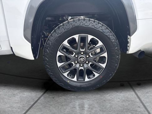 Used 2025 Toyota Tundra Limited AWD/4WD image 35