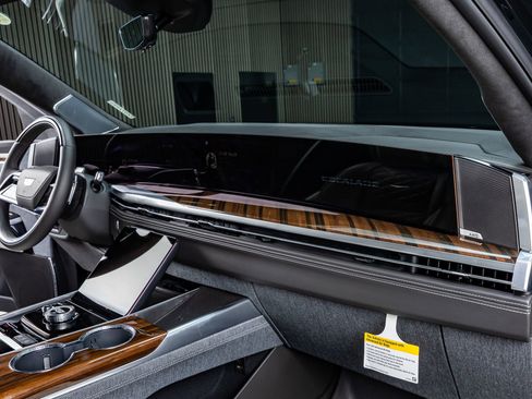 Used 2026 Cadillac Escalade Platinum Sport w/ LPO, ONYX Package image 18