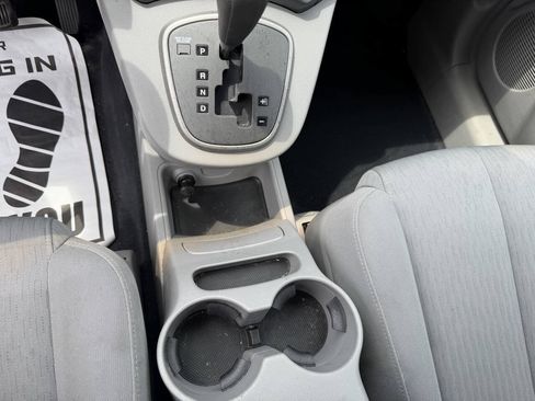 Used 2007 Kia Rondo LX w/ Convenience Pkg FWD image 27