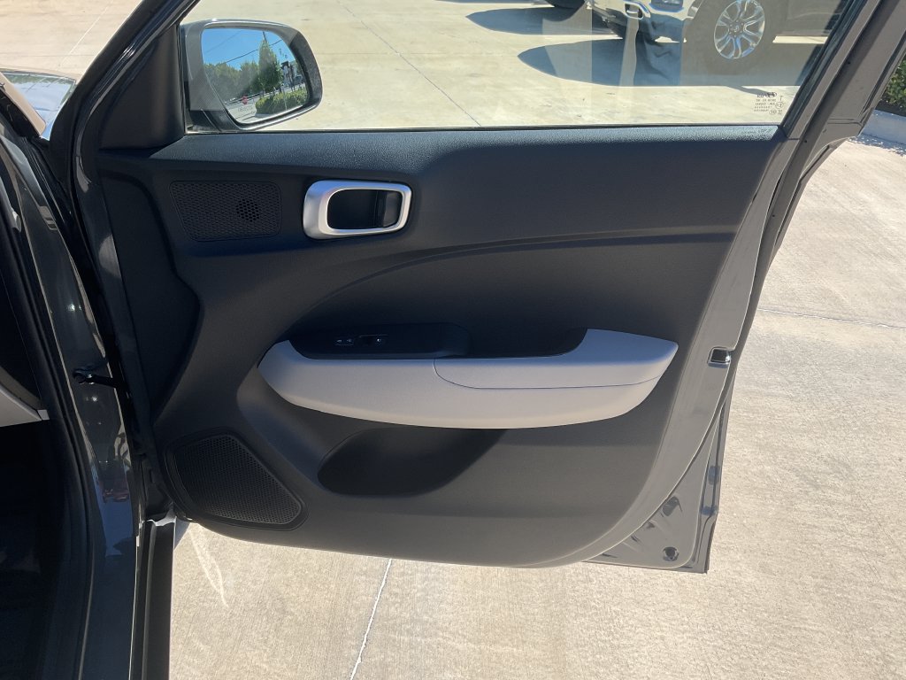 Used 2025 Hyundai Venue SEL FWD image 16