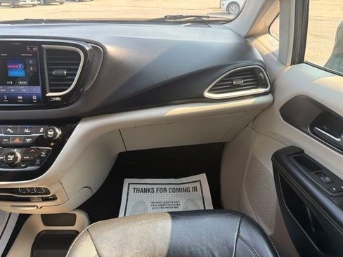Used 2022 Chrysler Pacifica Touring-L FWD image 19