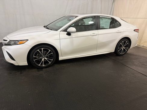 Used 2018 Toyota Camry SE image 2