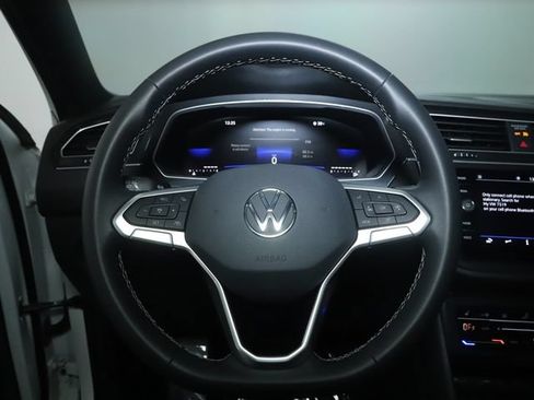 Used 2023 Volkswagen Tiguan SE w/ Panoramic Sunroof Package FWD image 23