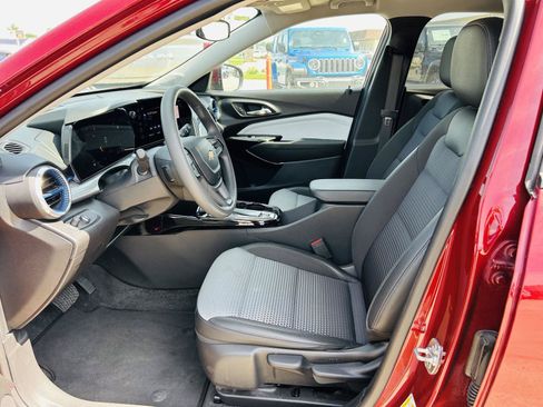 Used 2025 Chevrolet Trax LT FWD image 3