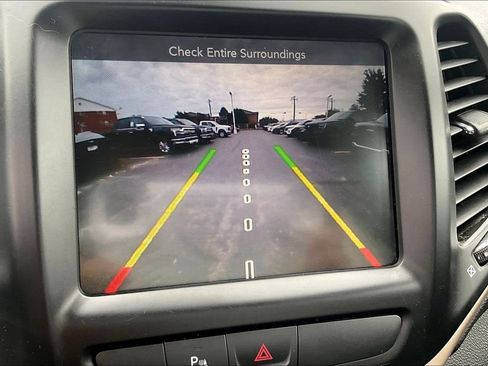 Used 2017 Jeep Cherokee Latitude w/ Safety/Convenience Group FWD image 20