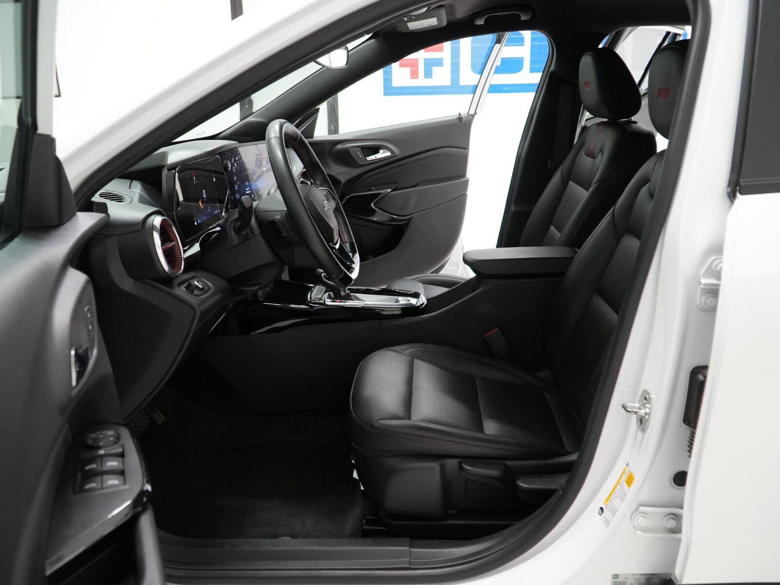Used 2025 Chevrolet Trax RS w/ Driver Confidence Package FWD image 8