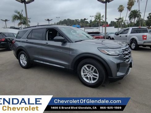 Used 2025 Ford Explorer Active RWD image 2