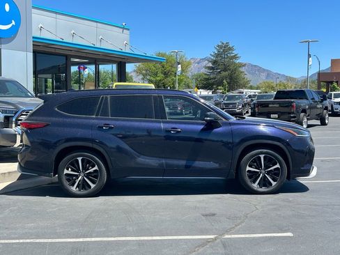 Used 2022 Toyota Highlander XSE AWD/4WD image 2