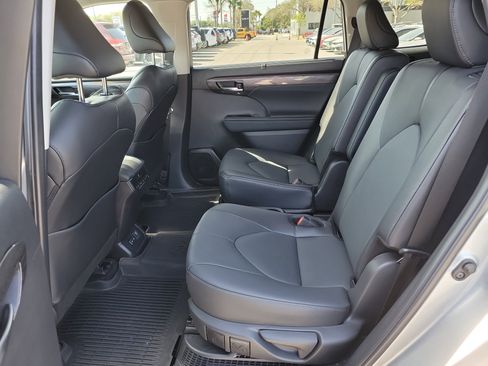 Used 2024 Toyota Highlander Limited AWD/4WD image 16