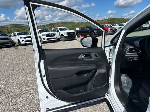 New 2026 Chrysler Pacifica Select image 29