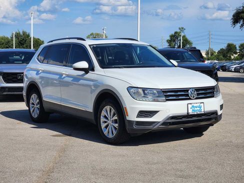 Used 2018 Volkswagen Tiguan SE w/ Panoramic Sunroof Package FWD image 3