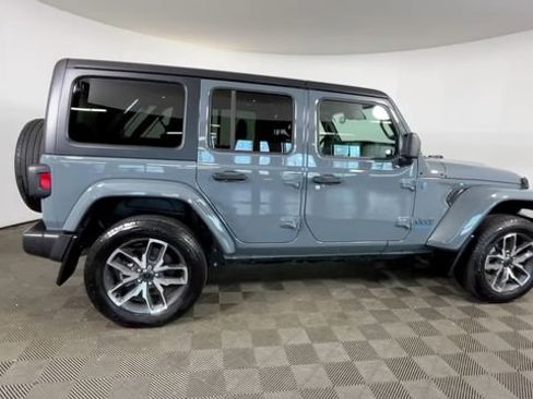 Used 2024 Jeep Wrangler Unlimited w/ Convenience Group AWD/4WD image 4