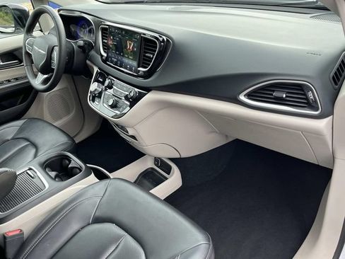 Used 2024 Chrysler Pacifica Touring-L FWD image 23