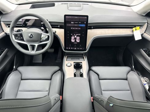 New 2025 Volvo EX90 Plus image 8