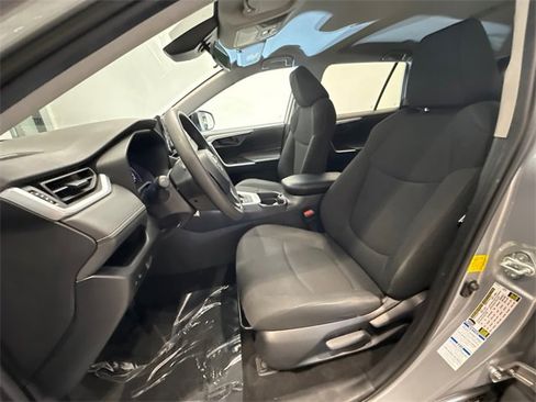 Used 2019 Toyota RAV4 LE image 9