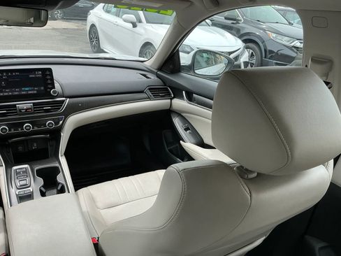 Used 2018 Honda Accord Touring image 6