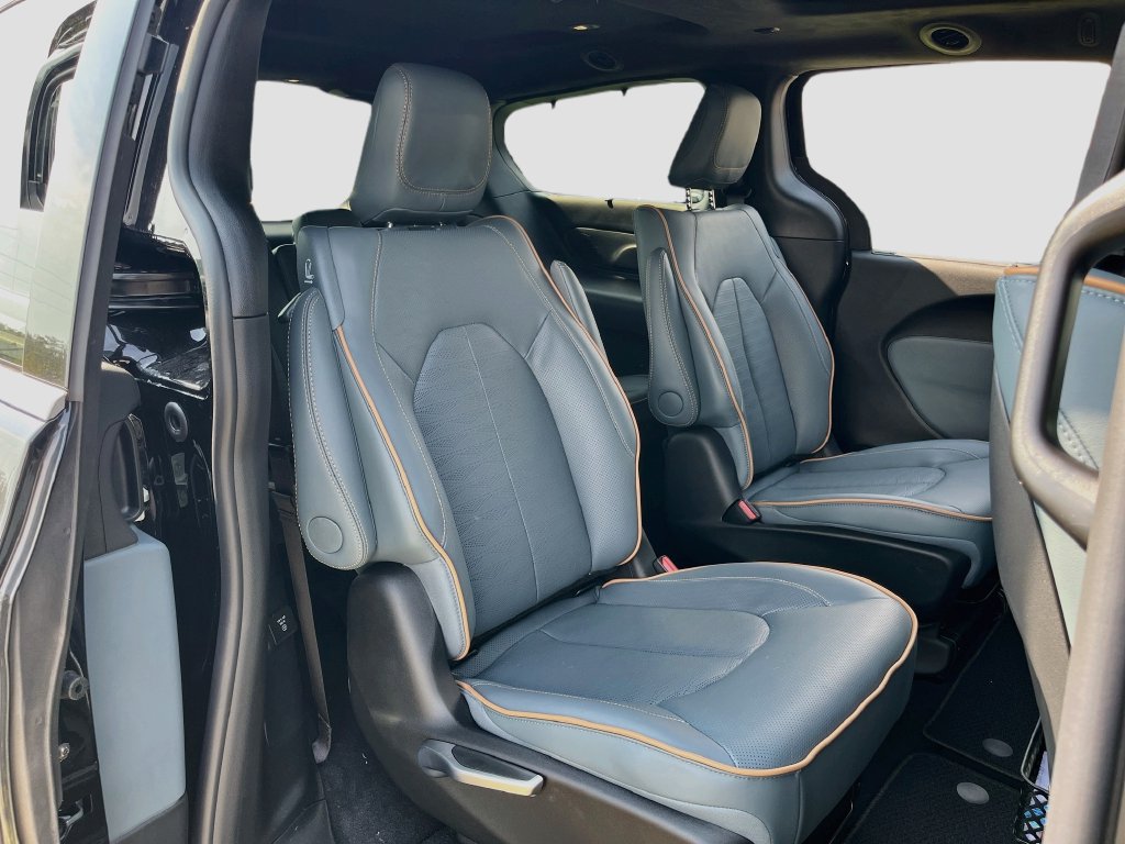 New 2027 Chrysler Pacifica Pinnacle w/ Theater Group FWD image 31